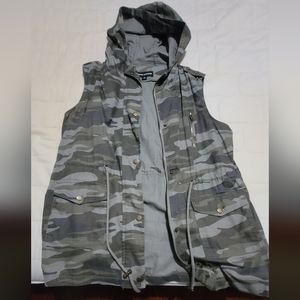 Women's camo zip up vest